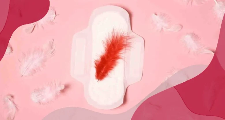 Bílá menstruační vložka s červeným peřím na růžovém pozadí.