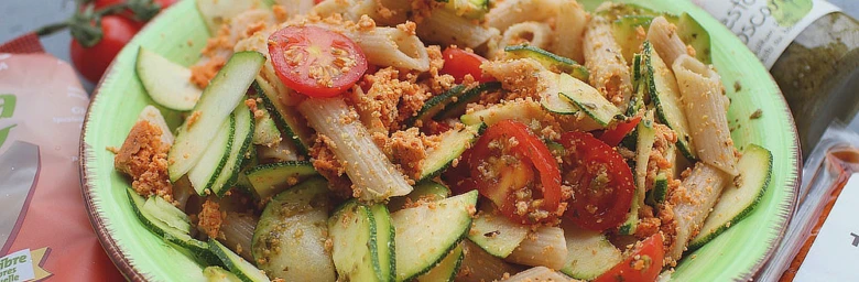Pasta s cuketou a rajčaty na talíři