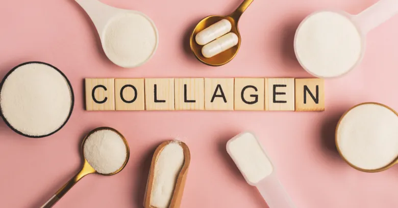 Rozložení produktů kolagenu včetně prášku, kapslí a dřevěných kostiček s nápisem COLLAGEN.