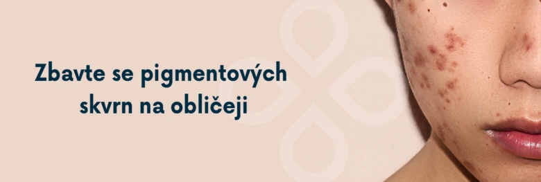 Červené fleky po akné na obličeji osoby