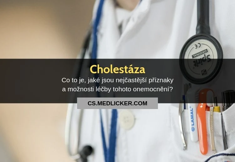 Lékař s fonendoskopem v bílém plášti drží lékařské nástroje.