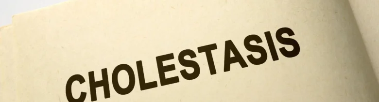 Slovo cholestáza napsané tučným písmem na papíře.