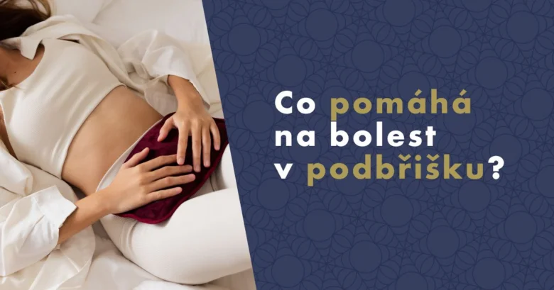 Žena leží v posteli s horkou fľaškou na podbřišku.