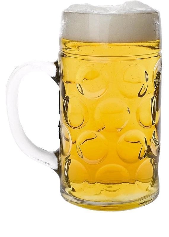 Skleněný hrnek s pivem a pěnou na bílém pozadí.