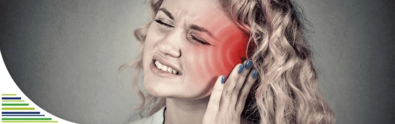 Žena s bolestí ucha při zánětu zvukovodu.