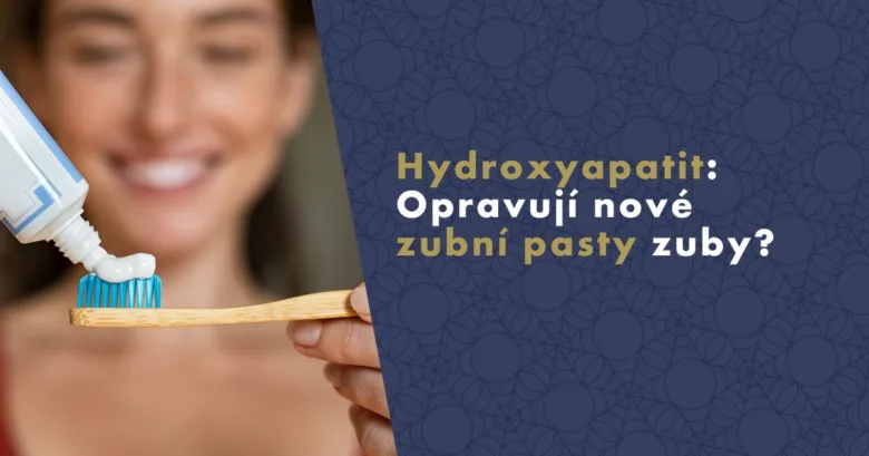 Žena drží zubní kartáček s bílou pastou obsahující hydroxyapatit.