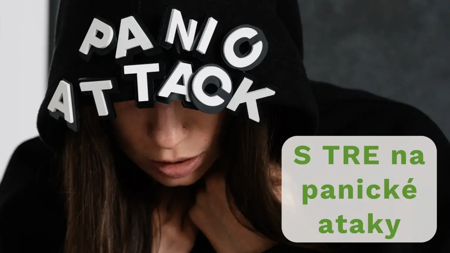 Žena s textem PANICKÝ ZACHVAT pro článek o příznacích panickeho zachvatu