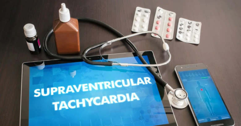 Tablet s tachykardií, stetoskop a léky na tmavém stole.