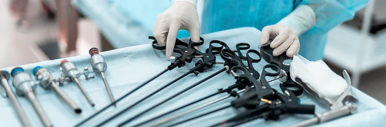 Laparoskopické nástroje na sterilním plátně před gynekologickým zákrokem.