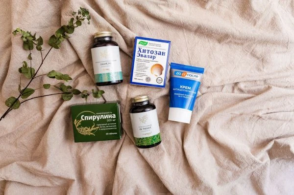 Zdravotní doplňky s chitosanem a spirulinou na hemeroidy.