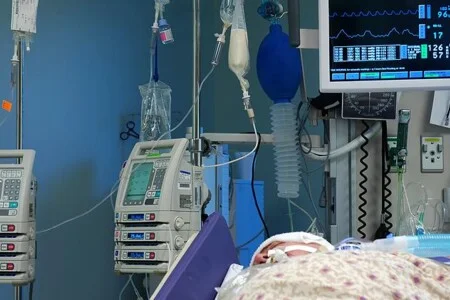 Nemocni postel s infuzemi a monitorovanim pacienta.