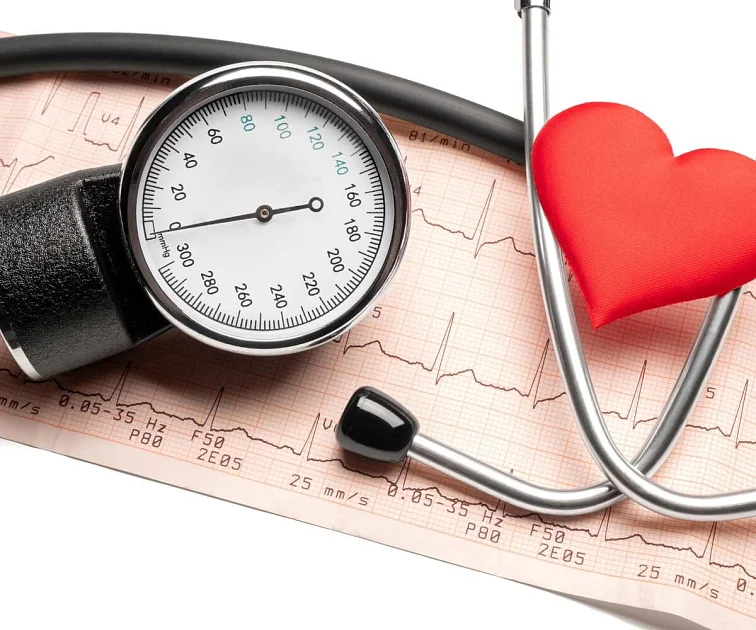 Stetoskop s manometrem na papíru EKG pro ilustraci zdravotní péče.