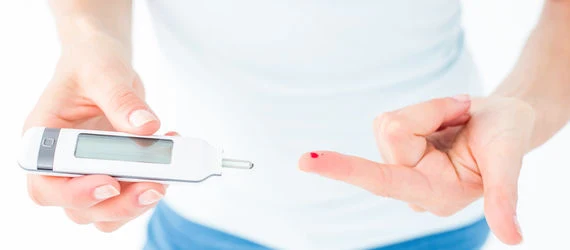 Diabetik měří hladinu cukru v krvi pomocí glukometru.