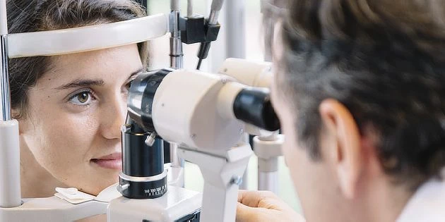 Eye examination with slit lamp