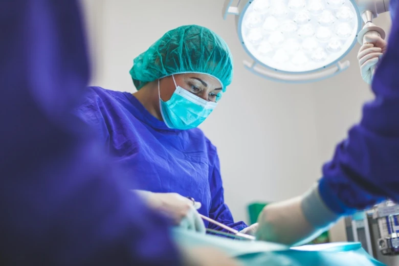 Chirurg operuje pacienta v operační sále.