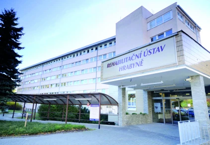 Fotografie budovy rehabilitačního ústavu pro péči po operaci kýly.