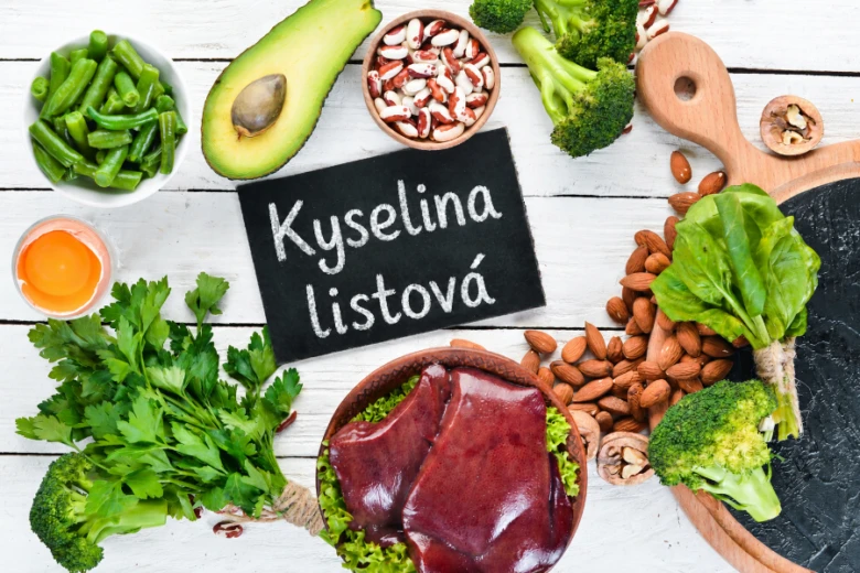 Různé potraviny bohaté na kyselinu listovou jako játra, špenát a brokolice.
