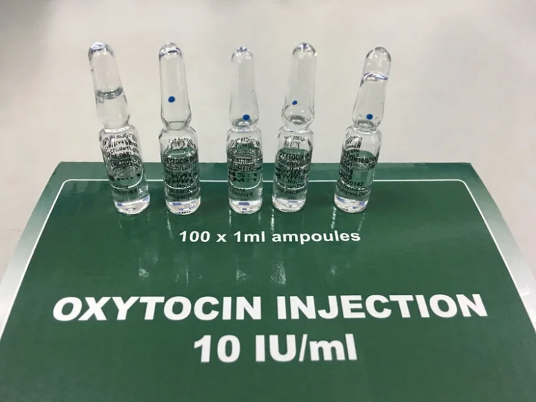 Pět ampulí s přípravkem Oxytocin na zelené krabici.