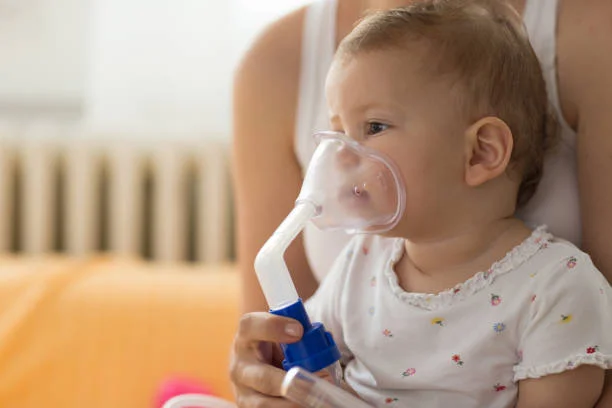 Dítě s maskou pro inhalaci při léčbě zánětu průdušek.