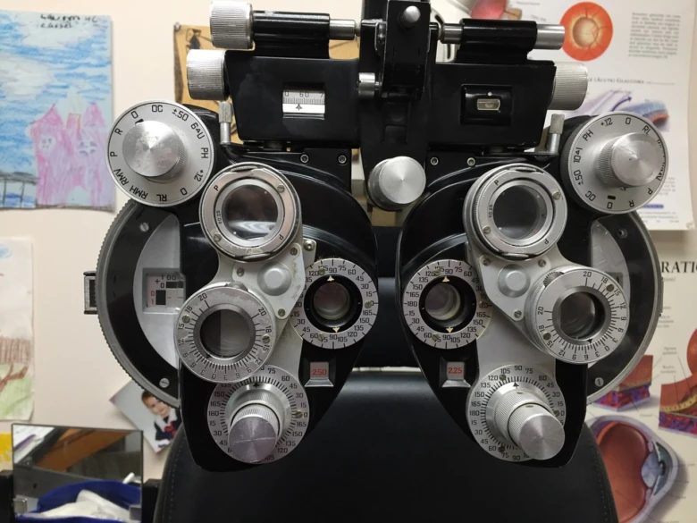 Fotografie optometrického přístroje pro diagnostiku vady zraku.