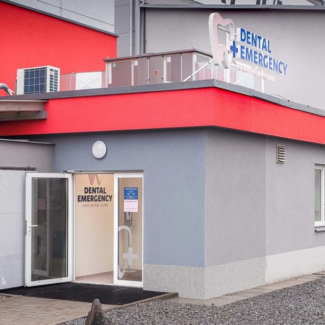 Vstup do zubní pohotovosti v Ostravě s výraznou značkou na fasádě.