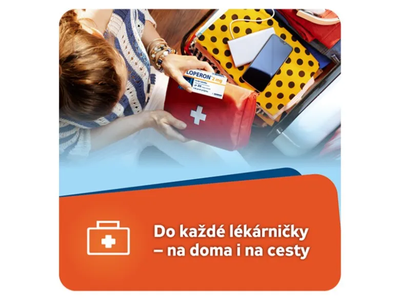 Žena balí červenou lékárničku s loperamidem do kufříku na cestu.