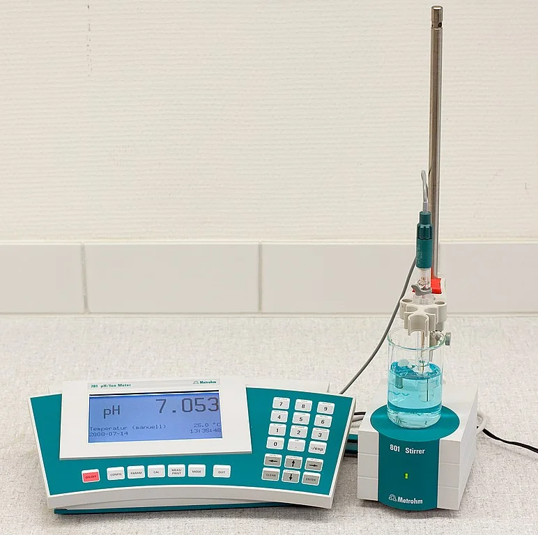 Digitální měřič pH s číselnou hodnotou v laboratoři