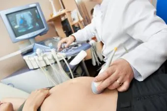 Ultrazvukové vyšetření břicha těhotné ženy lékařem.
