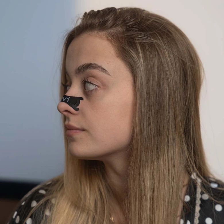 Žena s plastovou nosní přepážkou po úpravě.