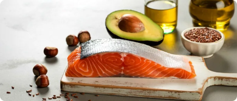 Surový losos s ořechy a olejem bohatými na Omega-3.