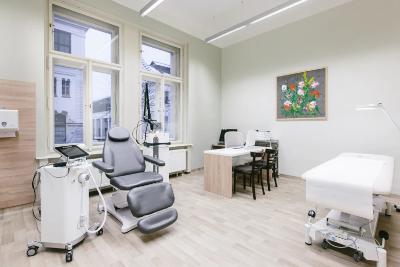 Moderna ordinace s lékařským křeslem a vyšetřovacím stolem.