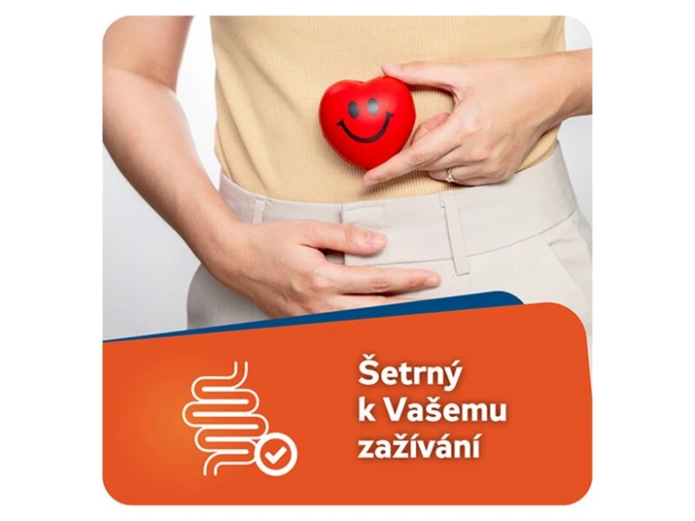 Ruce drží červené srdce s úsměvem na břiše.