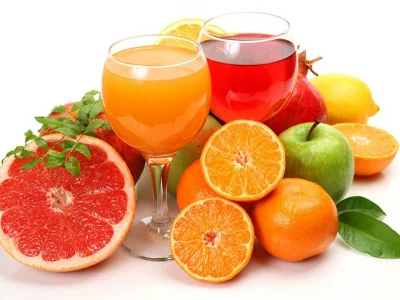 Čerstvá citrusová plodina s džusem pro článek o vitamínech.