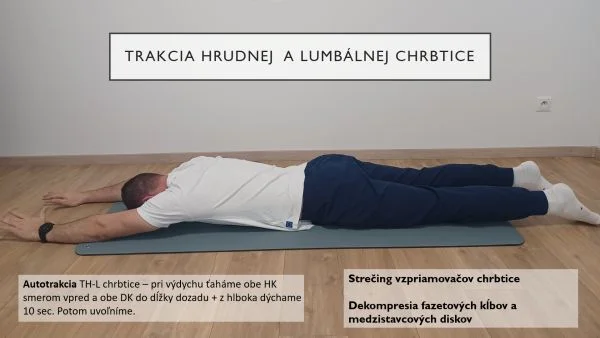 Muž leží na podložce při trakci hrudní a lumbální páteře.