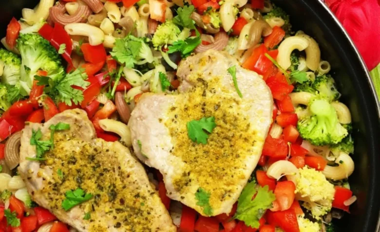 Kalkulačka příjmu: kuřecí prsa s makarony, brokolicí a paprikou.