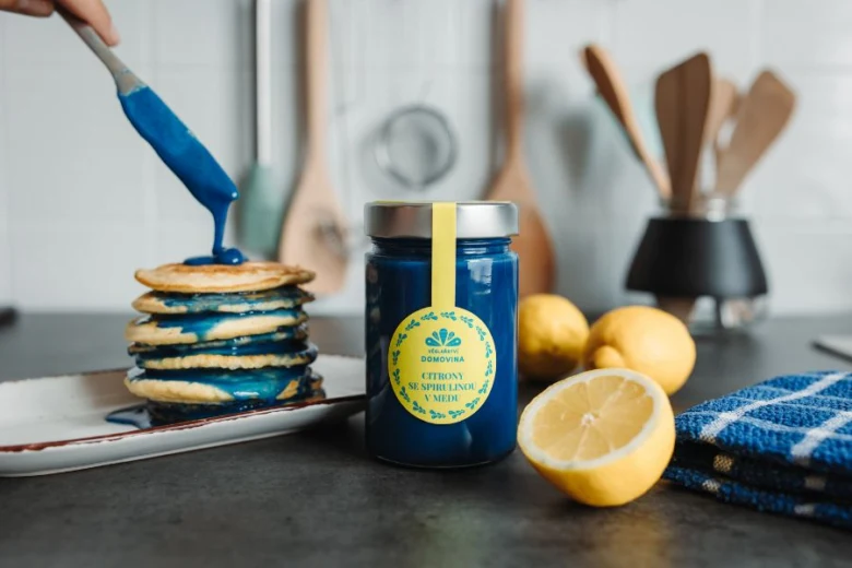 Modrá spirulinová omáčka na palačinky s citronem