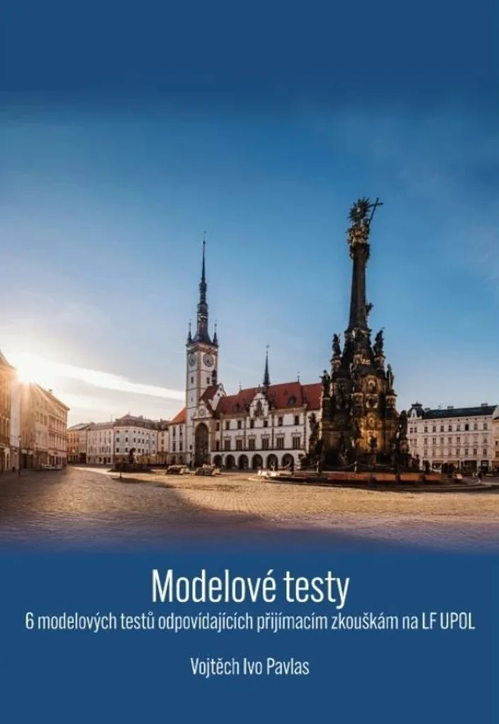 Historické náměstí s kostelem a sochou v Praze