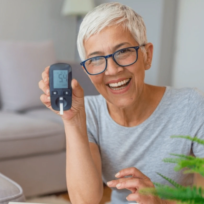 Žena s glukometrem pro diabetiky v domácnosti