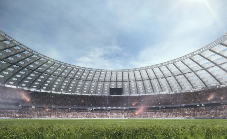 Vnitřek plného stadionu s diváky na tribúnách.