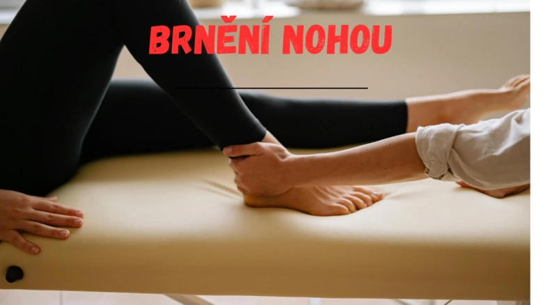 Masáž chodidla při ležení na masážním stole s rukou terapeuta.