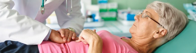 Lékař vyšetřuje starší pacientku na klinice.