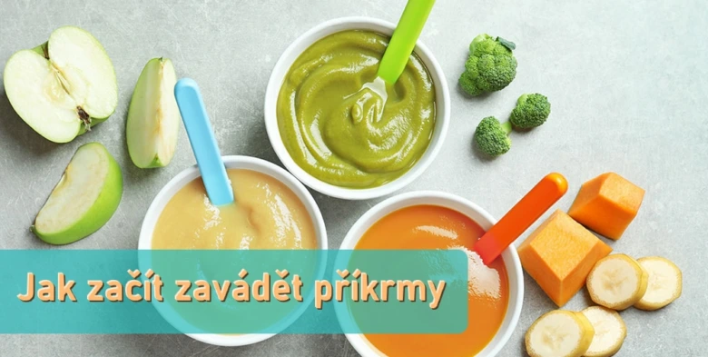 Tři misky s příkrmem pro děti obklopené čerstvými ovocem a zeleninou.
