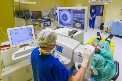 Chirurg provádí operaci šedého zákalu v operační sále.