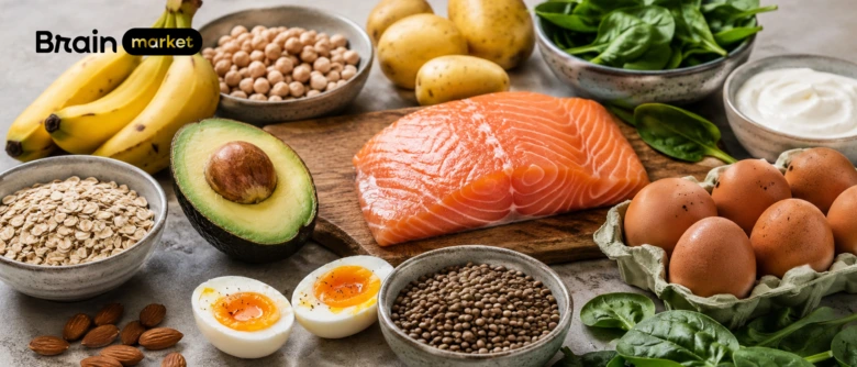 Různé potraviny bohaté na vitamín B jako losos, vejce a špenát.