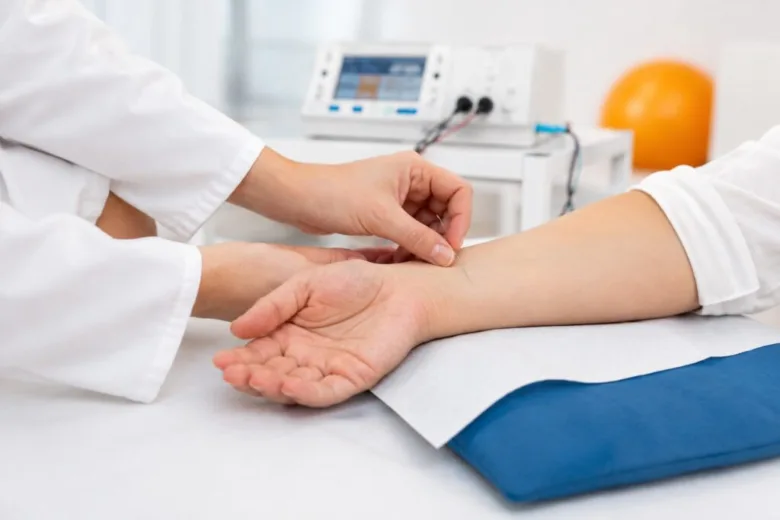 Lékař vyšetřuje zápěstí pacienta pro podezření na syndrom karpálního tunelu.