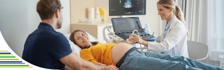 Těhotná žena podléhá ultrazvukovému vyšetření v prvním trimestru.