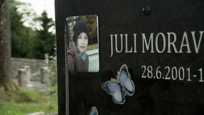 Památníková deska s fotografií dívky jménem Juli Moravová.