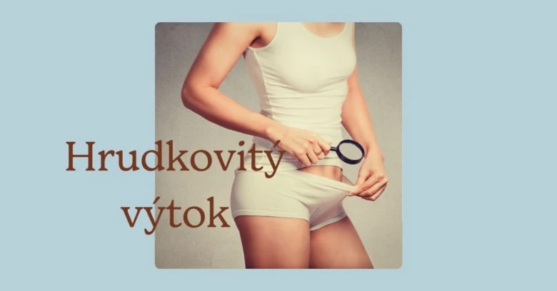 Žena zkoumá vnitřek kalhotky lupou.