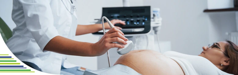 Těhotná žena při ultrazvukovém vyšetření břicha.