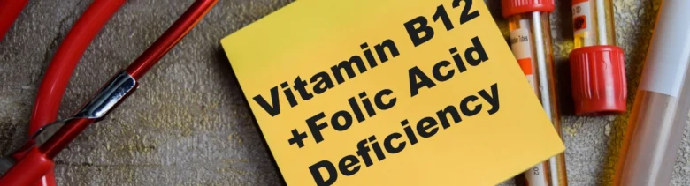 Žlutá poznámka o nedostateku vitamínu B12 a kyseliny listové s lékařskými nástroji.